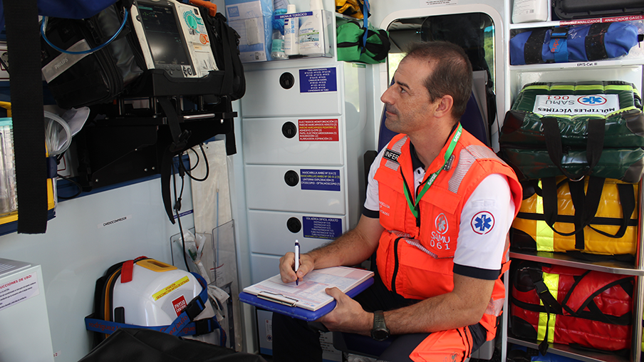 Enfermero de urgencias de Atención Primaria dentro de una ambulancia